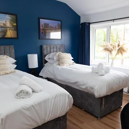 2 Bed Home Sleeping 3 People Fully Equipped Located In Radcliffe Manchester - Stand Up And Shout Exterior photo