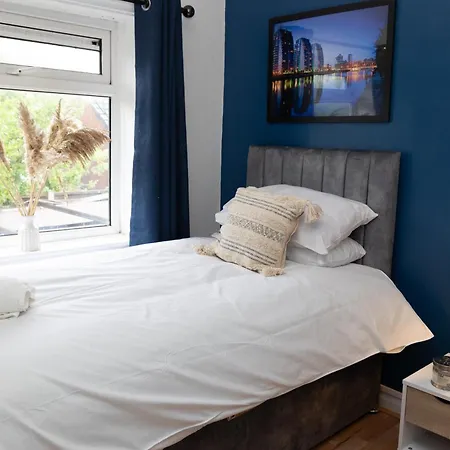 2 Bed Home Sleeping 3 People Fully Equipped Located In Radcliffe Manchester - Stand Up And Shout Exterior photo