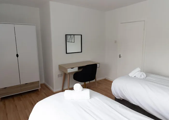 2 Bed Home Sleeping 3 People Fully Equipped Located In Radcliffe Manchester - Stand Up And Shout