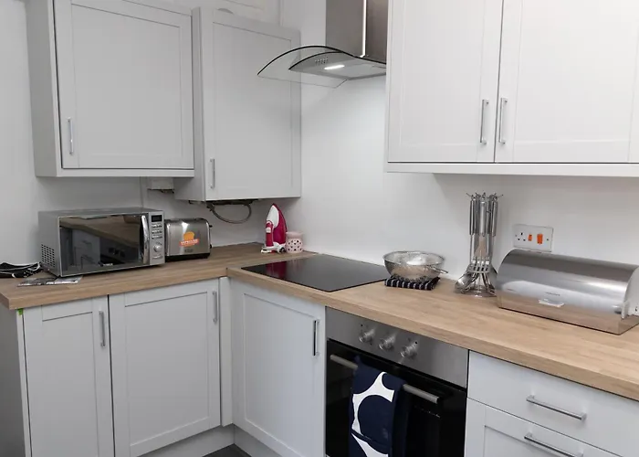 2 Bed Home Sleeping 3 People Fully Equipped Located In Radcliffe Manchester - Stand Up And Shout