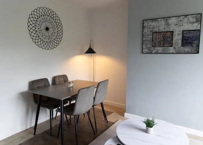 2 Bed Home Sleeping 3 People Fully Equipped Located In Radcliffe Manchester - Stand Up And Shout