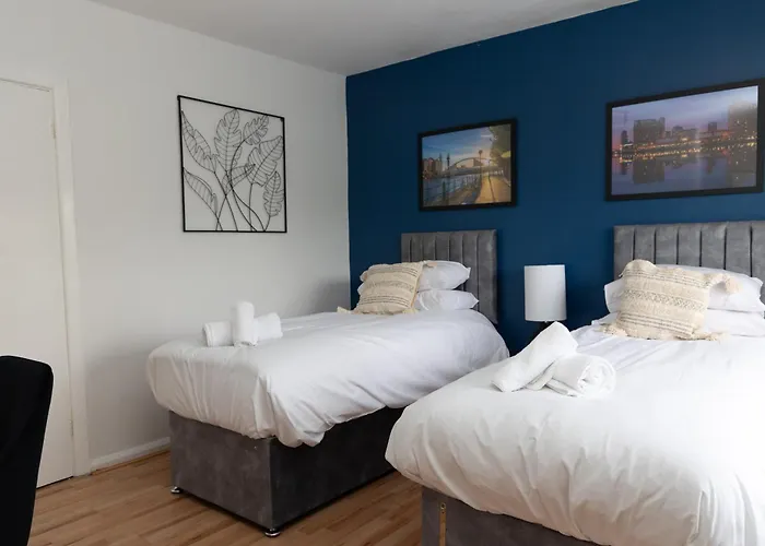 2 Bed Home Sleeping 3 People Fully Equipped Located In Radcliffe Manchester - Stand Up And Shout