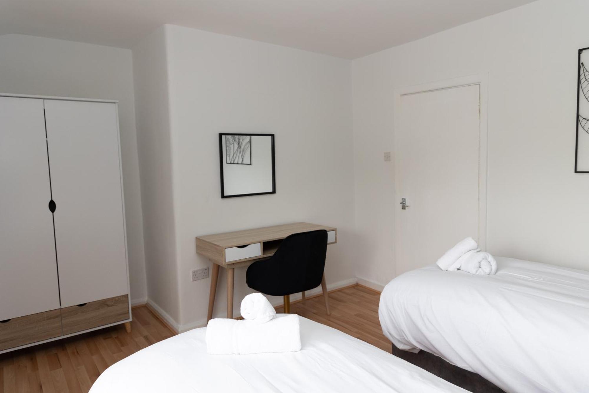 2 Bed Sleeping 3 People Fully Equipped Located In Manchester - Stand Up And Shout Holiday home Radcliffe