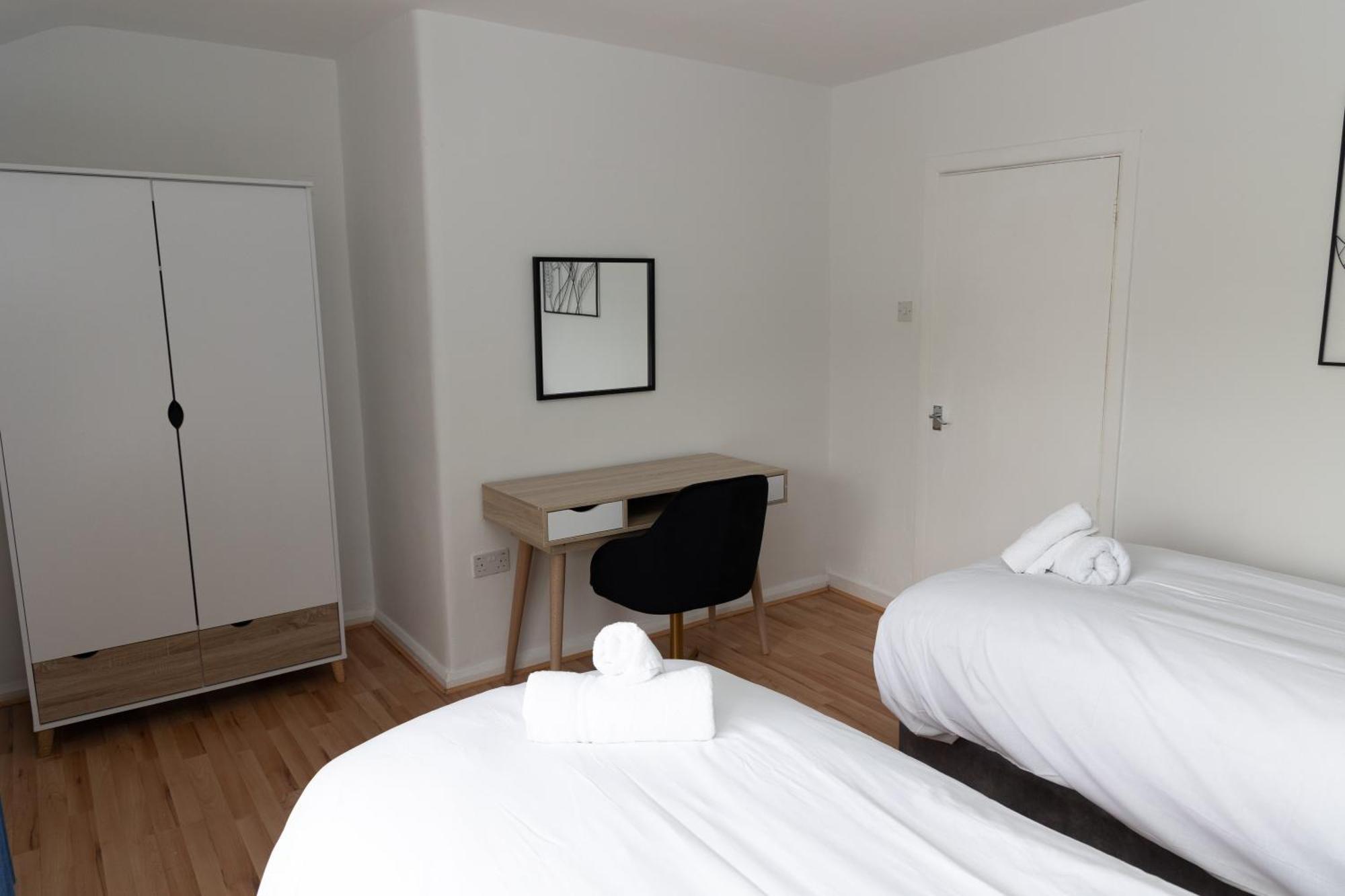 Holiday home 2 Bed Sleeping 3 People Fully Equipped Located In Manchester - Stand Up And Shout Radcliffe