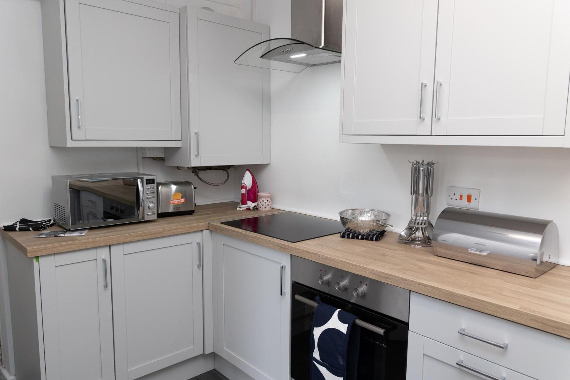 2 Bed Sleeping 3 People Fully Equipped Located In Manchester - Stand Up And Shout *