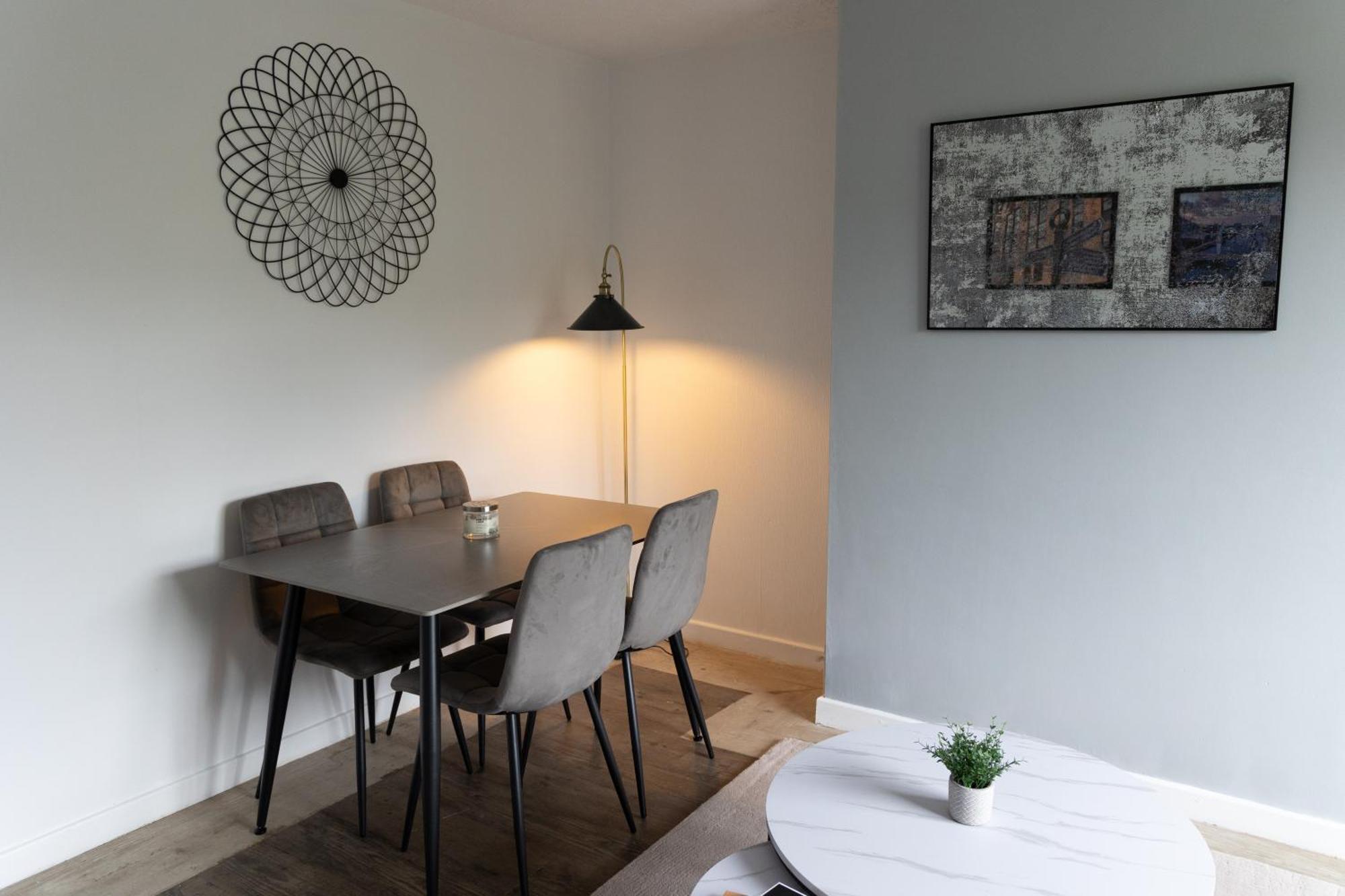 Holiday home 2 Bed Sleeping 3 People Fully Equipped Located In Manchester - Stand Up And Shout