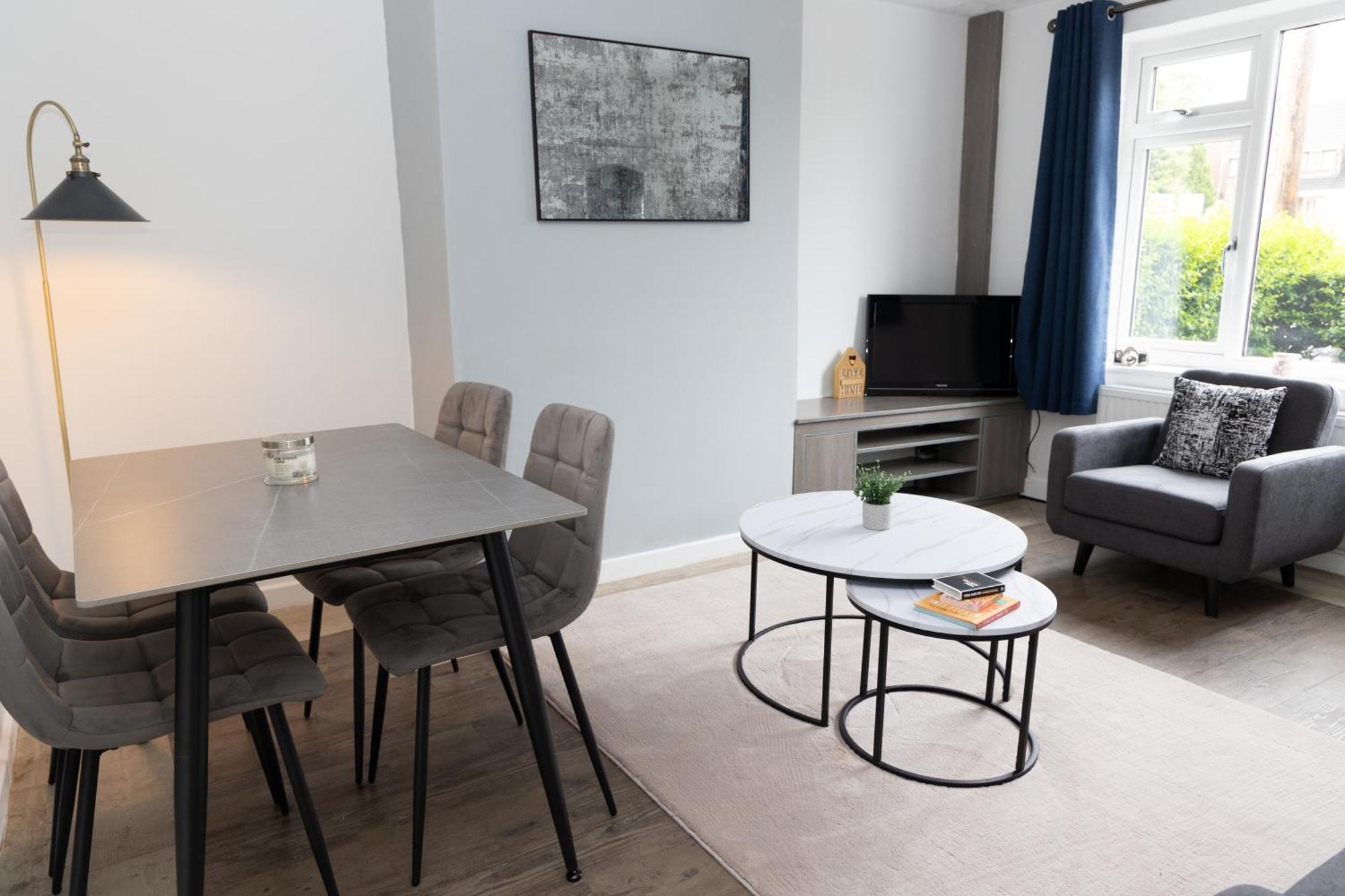 2 Bed Sleeping 3 People Fully Equipped Located In Manchester - Stand Up And Shout Holiday home *