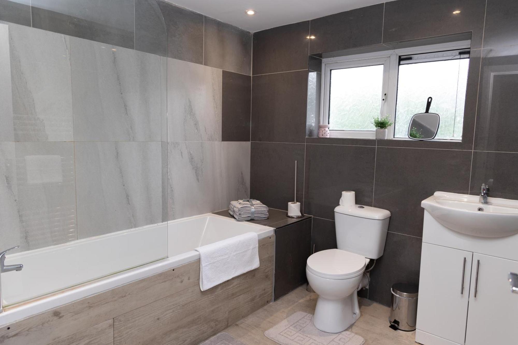 2 Bed Sleeping 3 People Fully Equipped Located In Manchester - Stand Up And Shout Holiday home