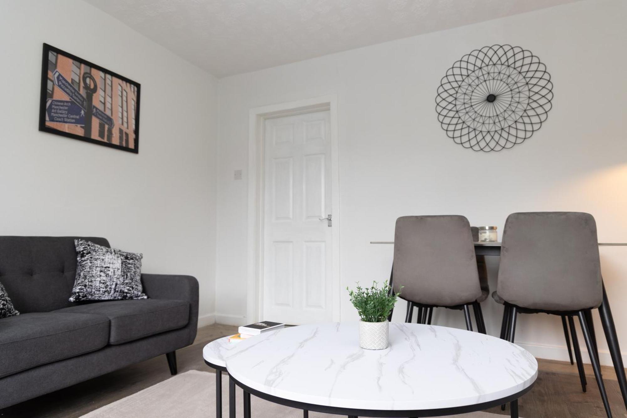 Holiday home 2 Bed Sleeping 3 People Fully Equipped Located In Manchester - Stand Up And Shout Radcliffe