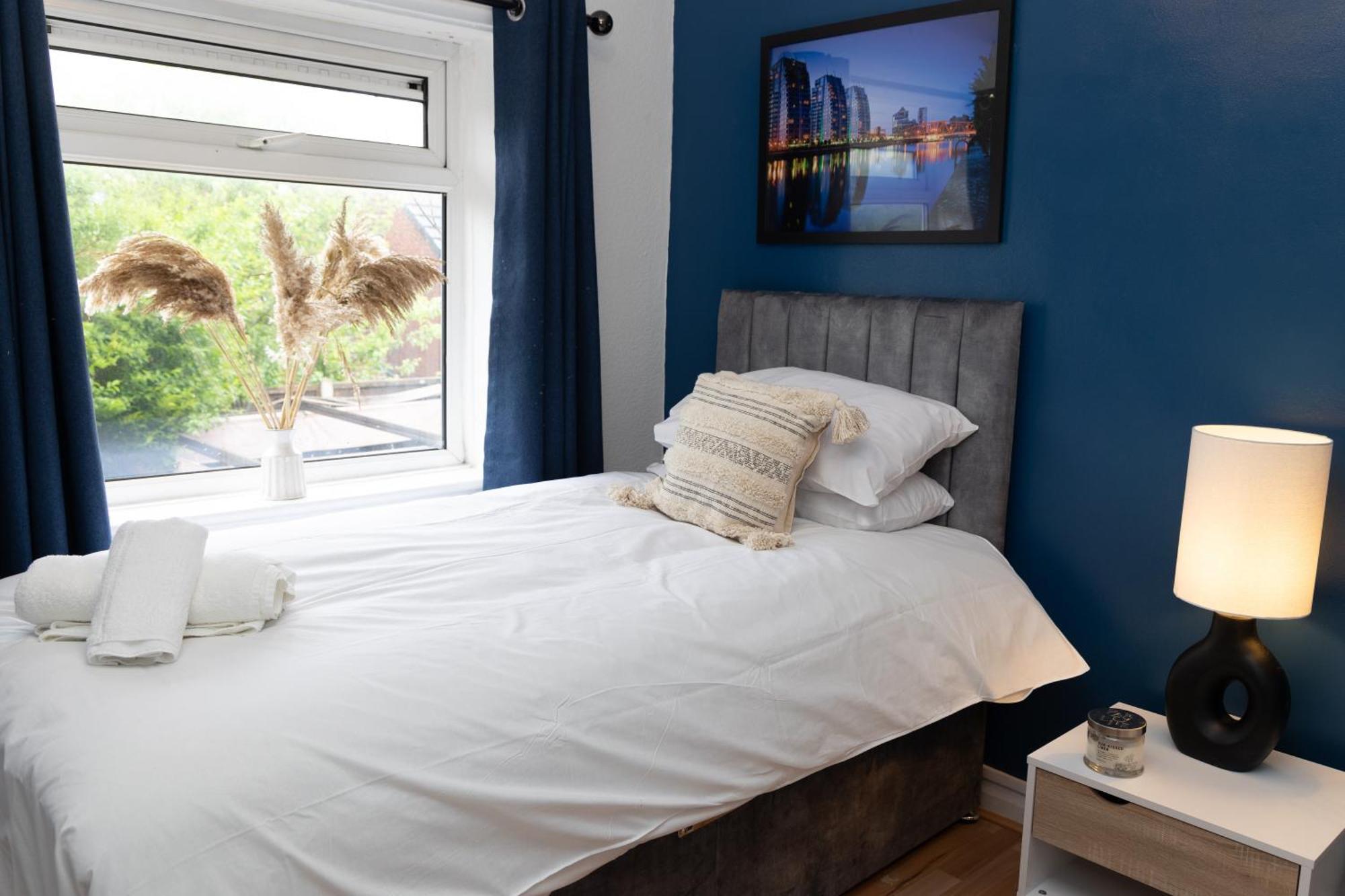 Holiday home 2 Bed Sleeping 3 People Fully Equipped Located In Manchester - Stand Up And Shout Radcliffe