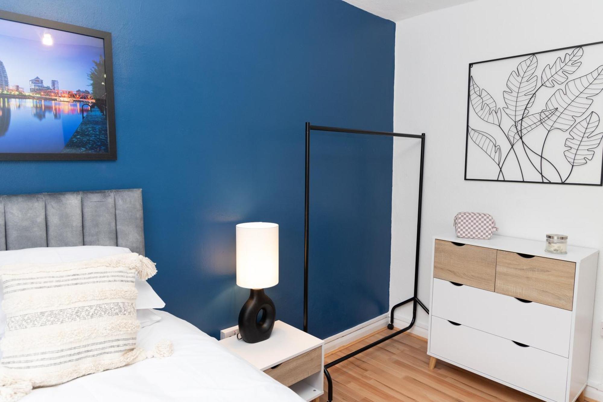 2 Bed Sleeping 3 People Fully Equipped Located In Manchester - Stand Up And Shout Radcliffe