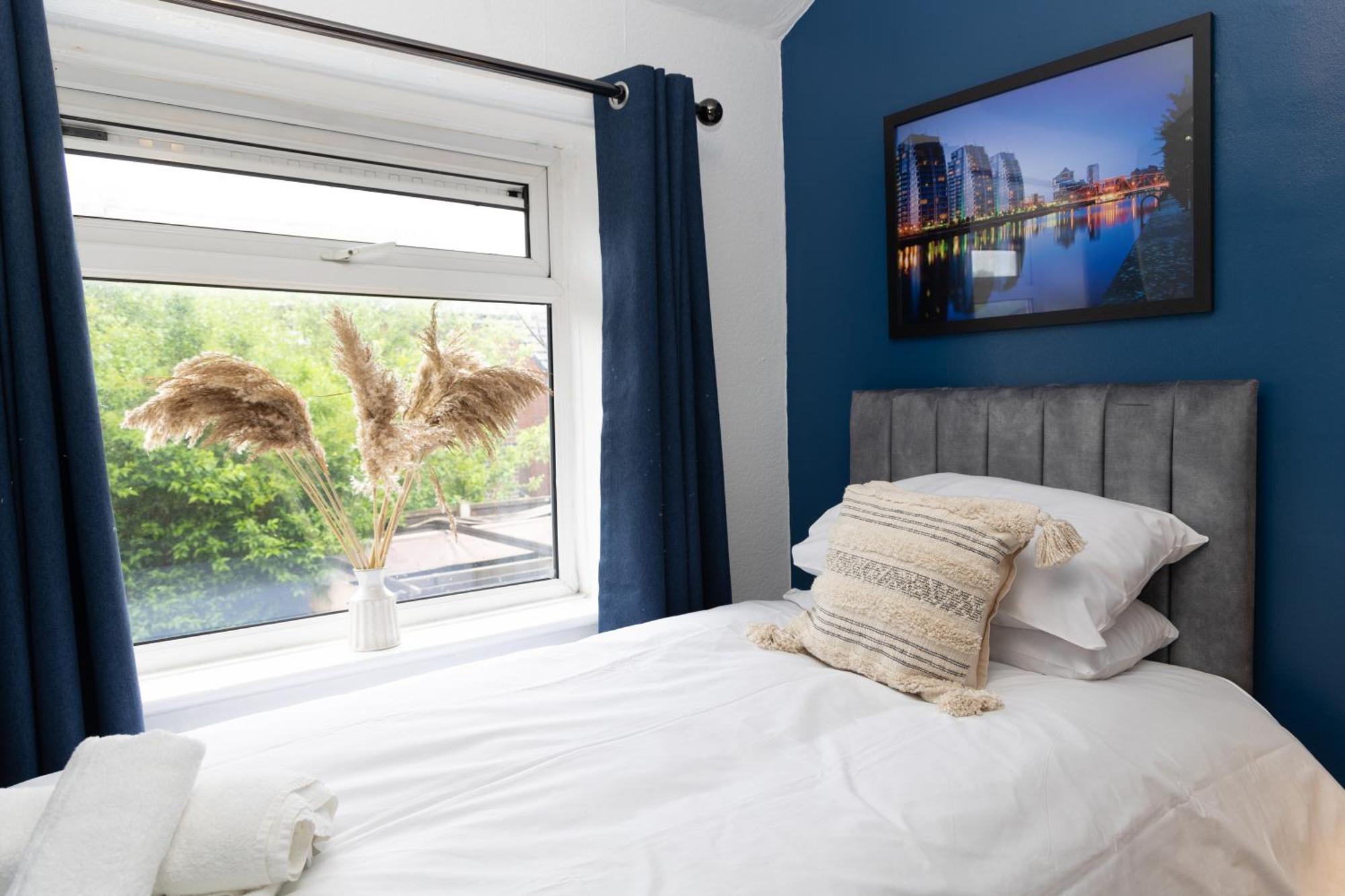 Holiday home 2 Bed Sleeping 3 People Fully Equipped Located In Manchester - Stand Up And Shout Radcliffe