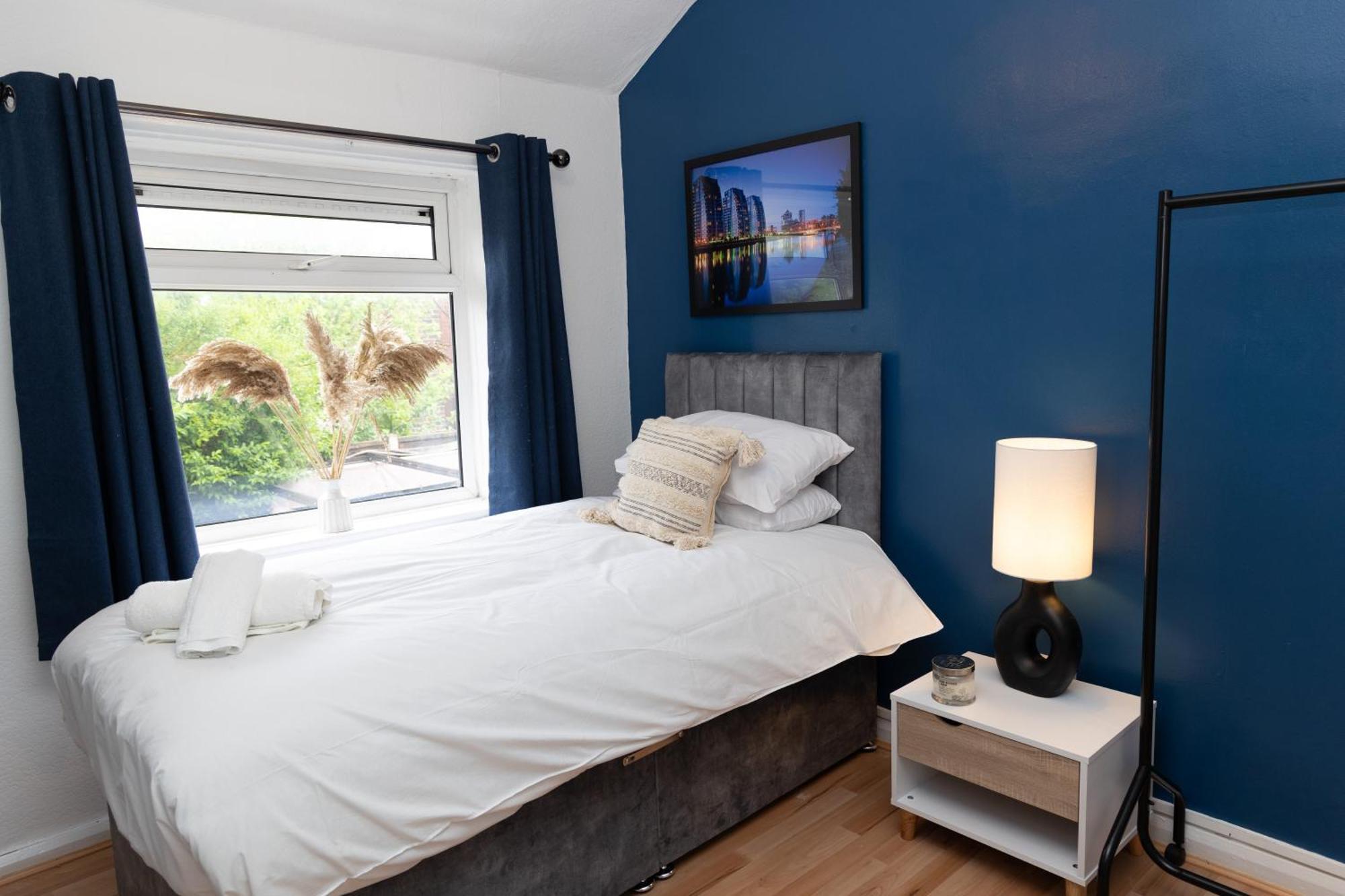 Holiday home 2 Bed Sleeping 3 People Fully Equipped Located In Manchester - Stand Up And Shout Radcliffe