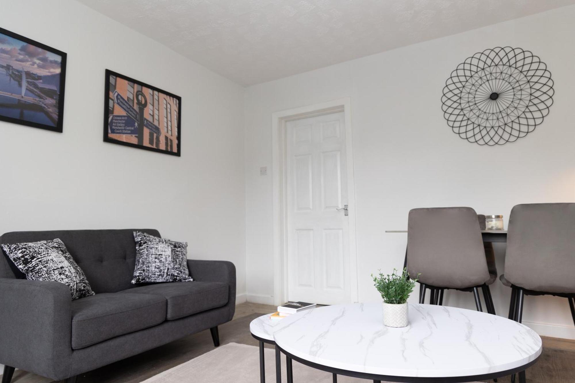 2 Bed Sleeping 3 People Fully Equipped Located In Manchester - Stand Up And Shout *