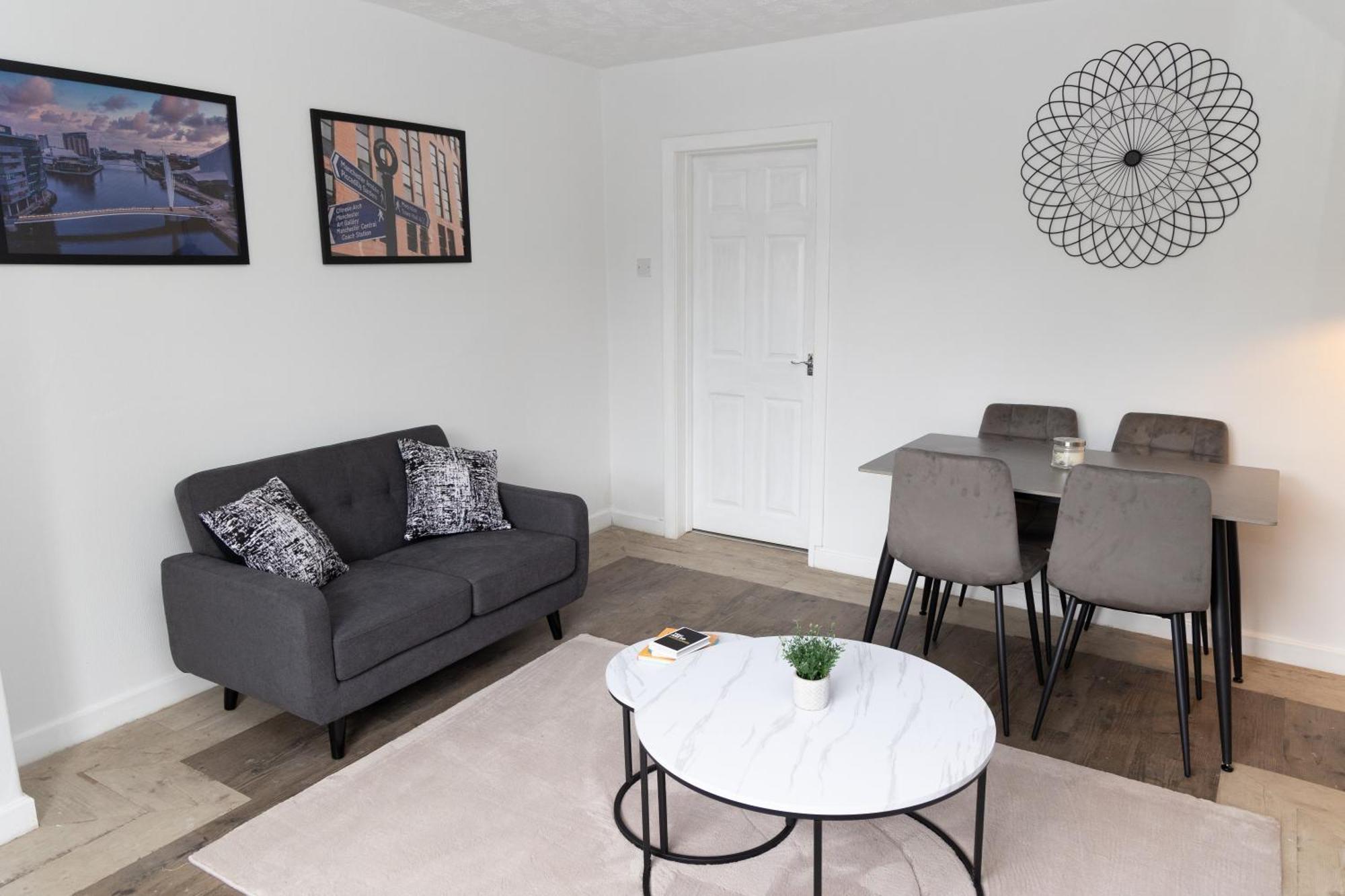 2 Bed Sleeping 3 People Fully Equipped Located In Manchester - Stand Up And Shout Radcliffe