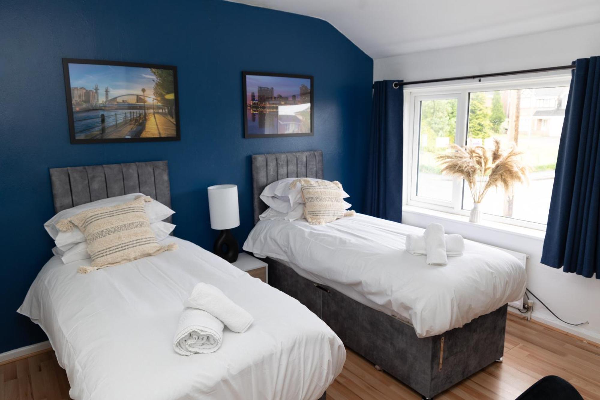 2 Bed Sleeping 3 People Fully Equipped Located In Manchester - Stand Up And Shout * Radcliffe