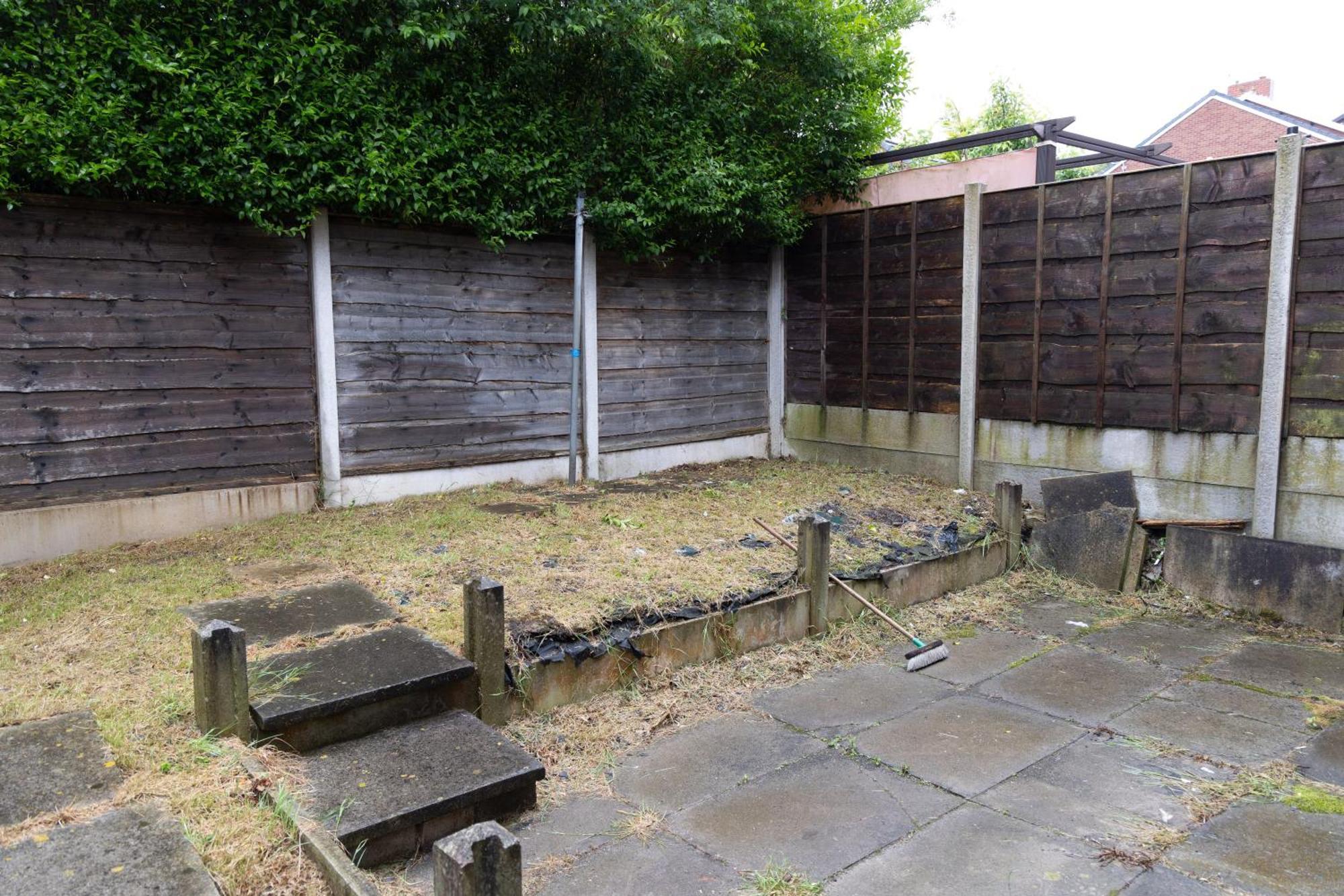 2 Bed Sleeping 3 People Fully Equipped Located In Manchester - Stand Up And Shout *